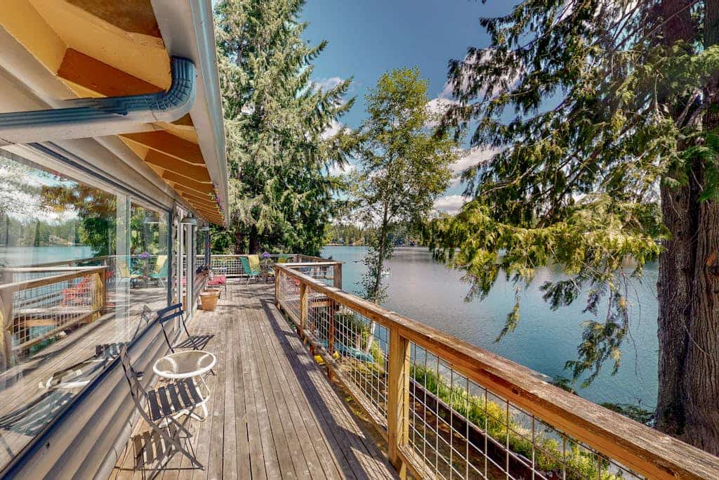 Lakefront retreat with hot tub, private dock and stunning water views