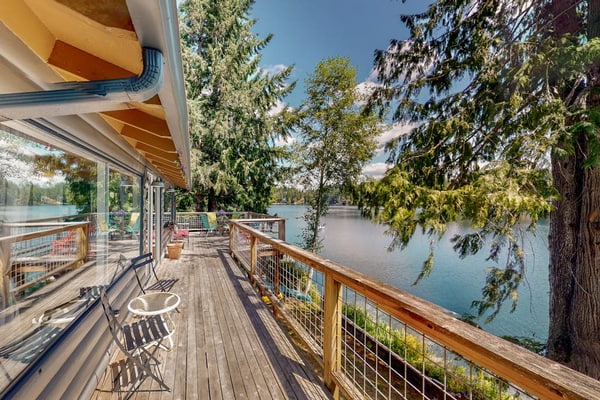 Lakefront retreat with hot tub, private dock and stunning water views