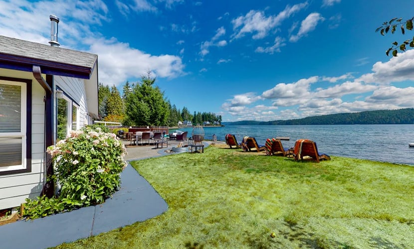 Waterfront home with 3 kayaks, pebbly beach & amazing Hood Canal view