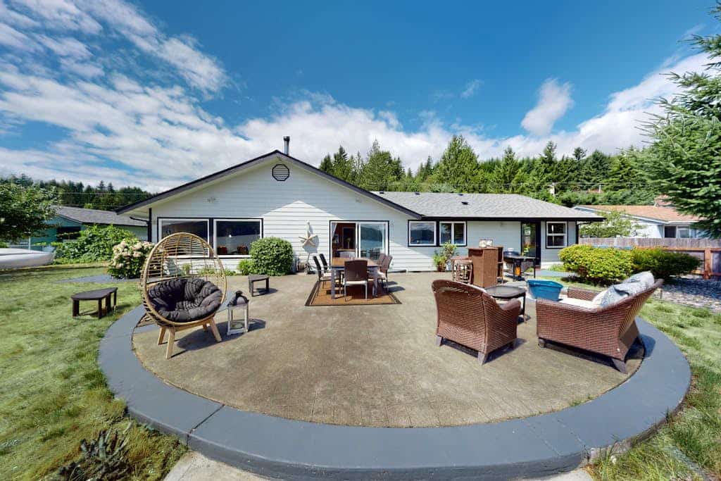 Waterfront home with 3 kayaks, pebbly beach & amazing Hood Canal view