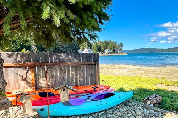 Waterfront home with 3 kayaks, pebbly beach & amazing Hood Canal view
