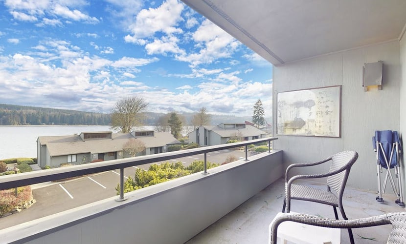 Beautiful Port Ludlow condo with views of the waterfront