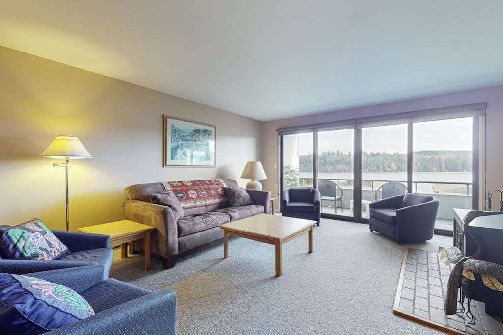 Beautiful Port Ludlow condo with views of the waterfront