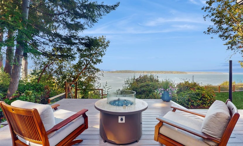 Newly renovated home with private hot tub and amazing sunset views, dog friendly