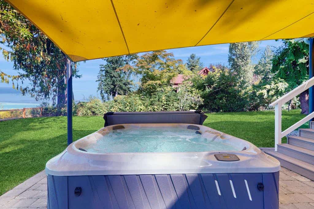 Newly renovated home with private hot tub and amazing sunset views, dog friendly