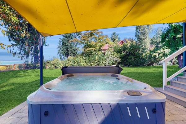 Newly renovated home with private hot tub and amazing sunset views, dog friendly