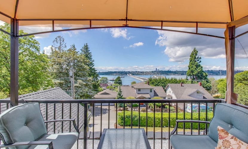 Beautiful suite with lake & city views, hot tub - near downtown