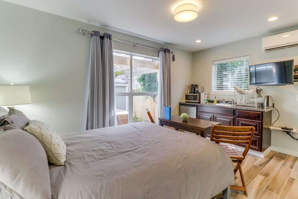 Beautiful suite with lake & city views, hot tub - near downtown