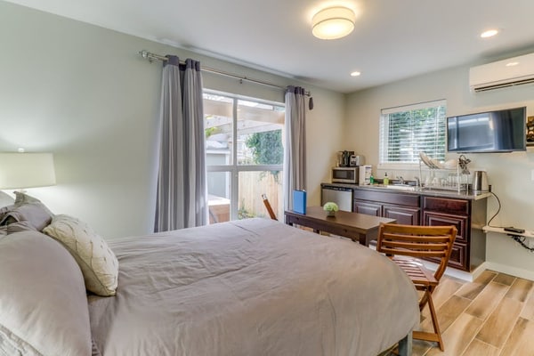 Beautiful suite with lake & city views, hot tub - near downtown