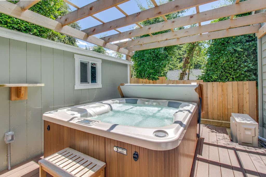Beautiful suite with lake & city views, hot tub - near downtown