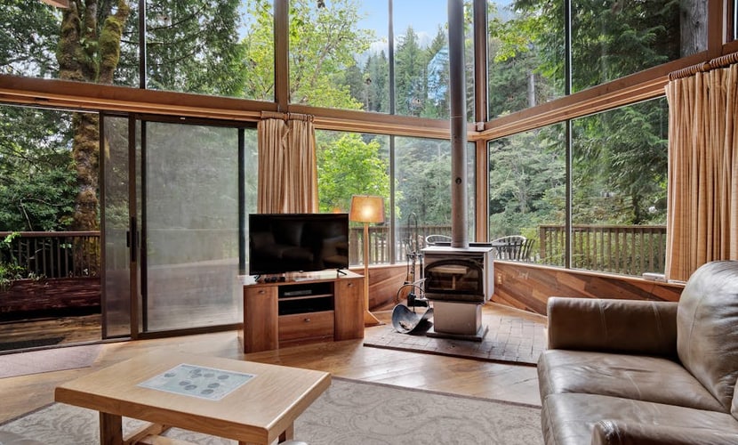 Riverfront cabin with soaring views of mountains & woodstove - dog-friendly