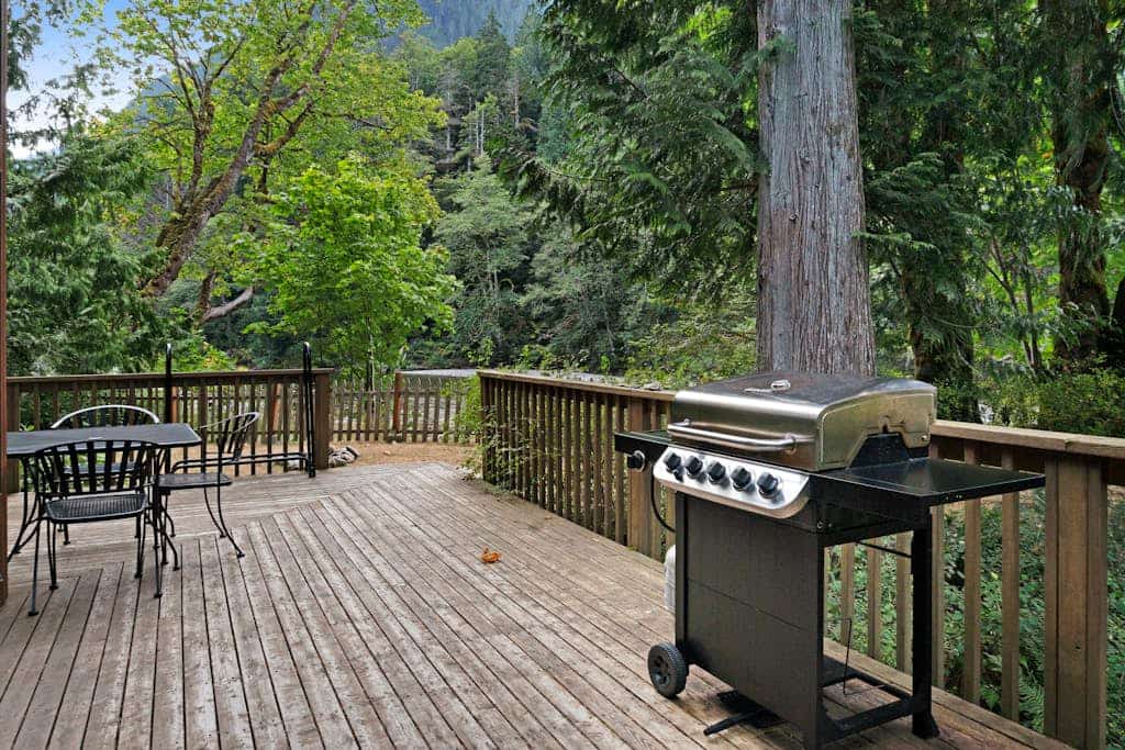 Riverfront cabin with soaring views of mountains & woodstove - dog-friendly