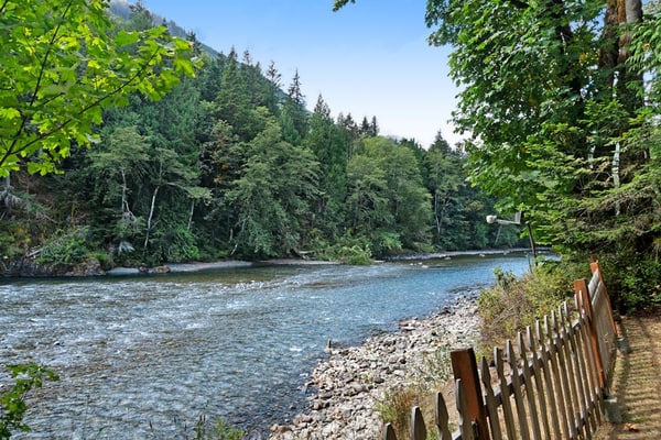 Riverfront cabin with soaring views of mountains & woodstove - dog-friendly