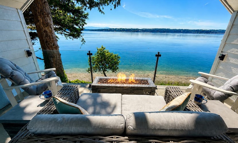 Remodeled waterfront beauty with fast Wifi, sweeping views & beach access