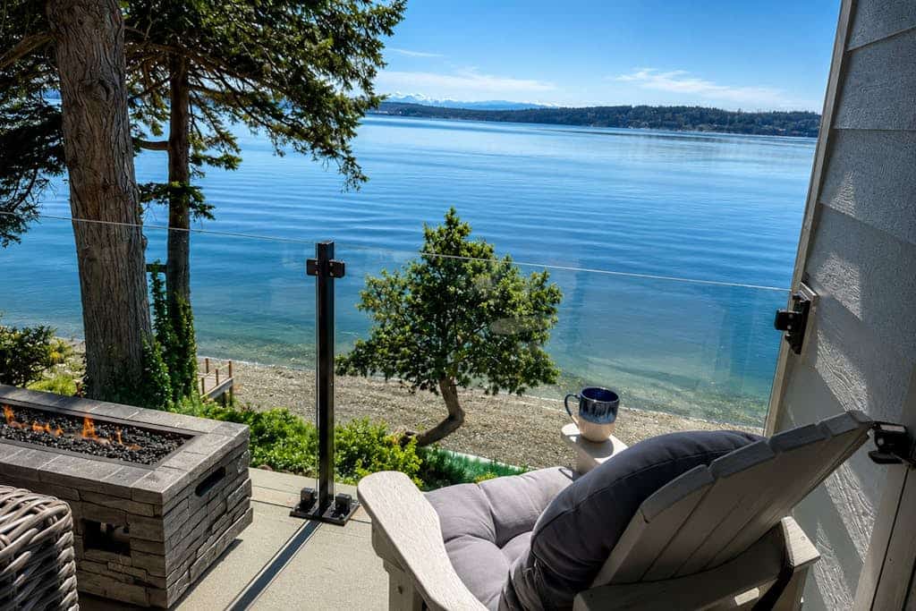 Remodeled waterfront beauty with fast Wifi, sweeping views & beach access