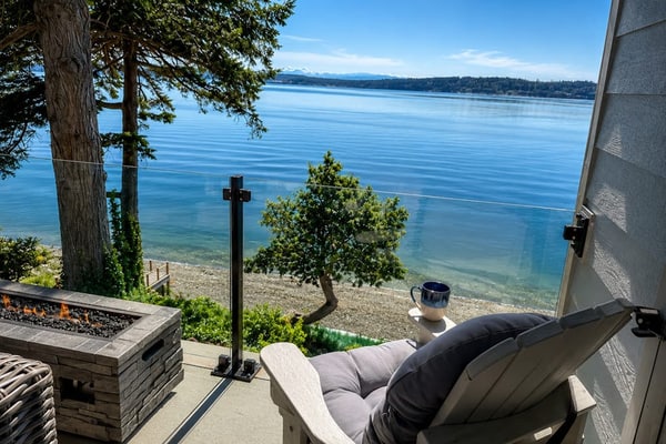 Remodeled waterfront beauty with fast Wifi, sweeping views & beach access