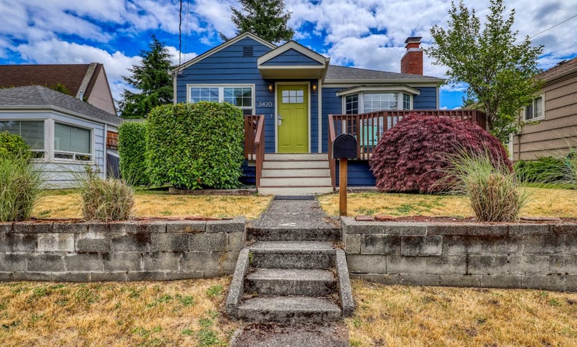 Breathtaking home w/furnished deck near Alki Beach and minutes from downtown