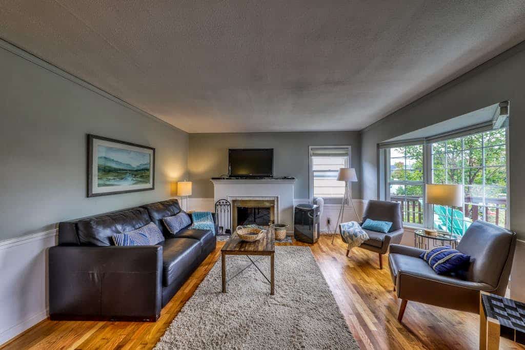 Breathtaking home w/furnished deck near Alki Beach and minutes from downtown
