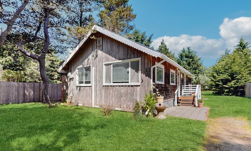 Cozy coastal cottage with modern kitchen, dog-friendly spaces, and beach access