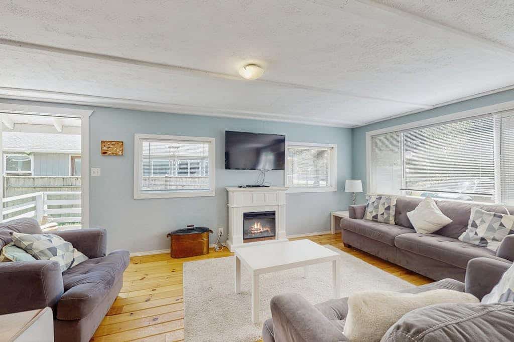 Cozy coastal cottage with modern kitchen, dog-friendly spaces, and beach access
