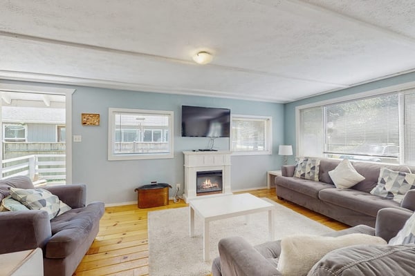 Cozy coastal cottage with modern kitchen, dog-friendly spaces, and beach access