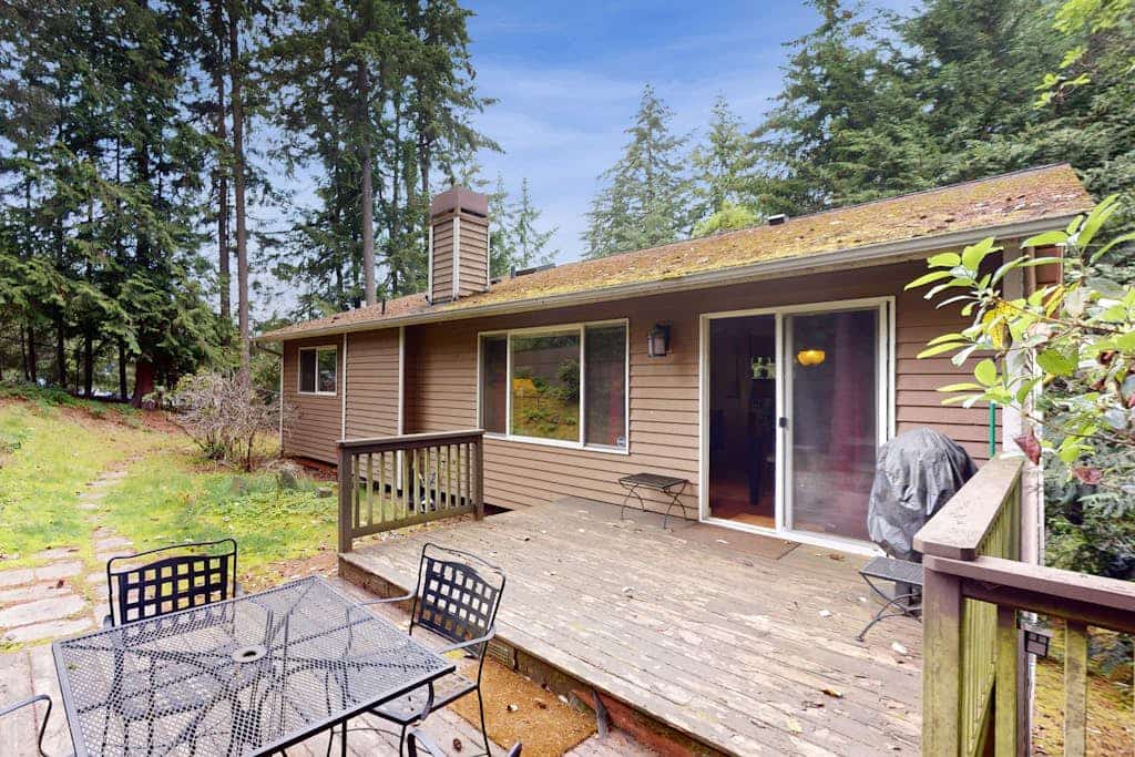 Forest retreat in Shoreline with patio & yard - 9 miles to downtown Seattle