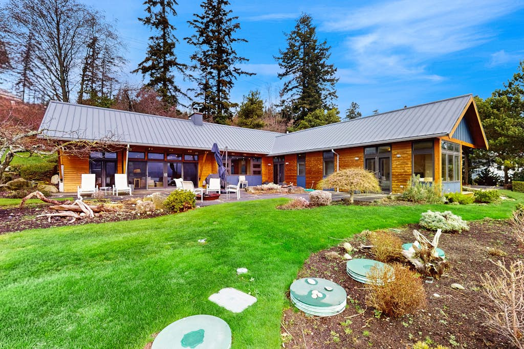 No-Bank Waterfront Stunner – Driftwood Compound on Fidalgo Island