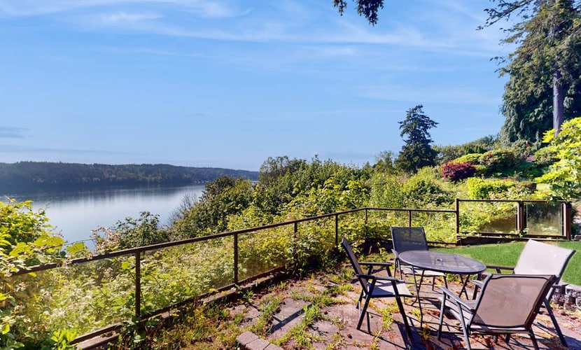 Luxe Home with patio & Cascade Mountain & lake views