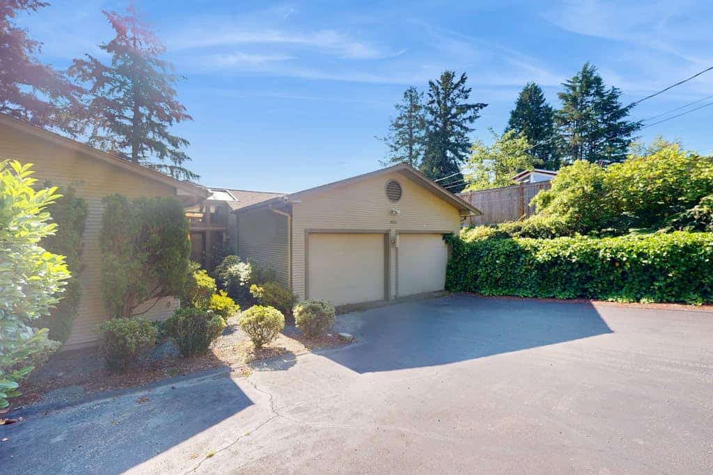 Luxe Home with patio & Cascade Mountain & lake views