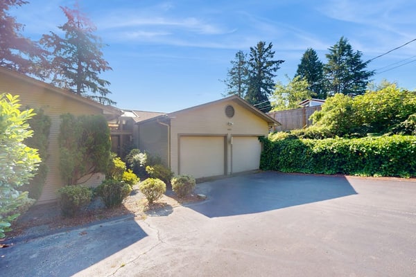 Luxe Home with patio & Cascade Mountain & lake views