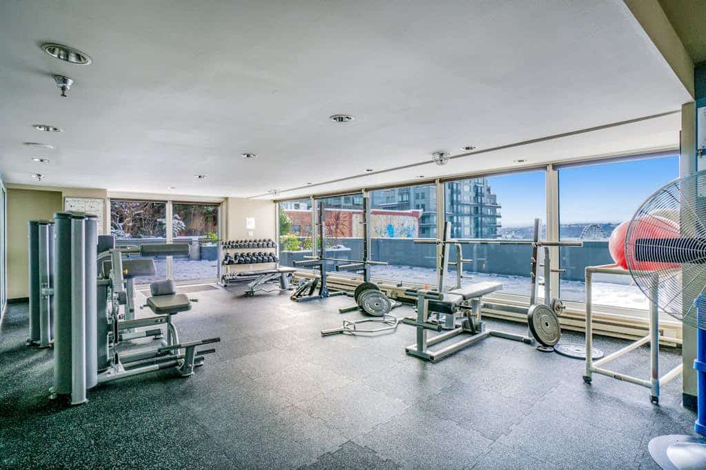 Downtown condo with city views, pool, & gym - 2 blocks from Pike Place