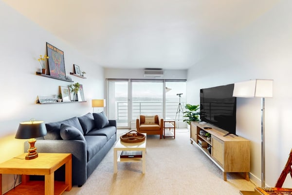 Luxe condo overlooking Elliott Bay & Olympic Mountains with pool, hot tub, gym
