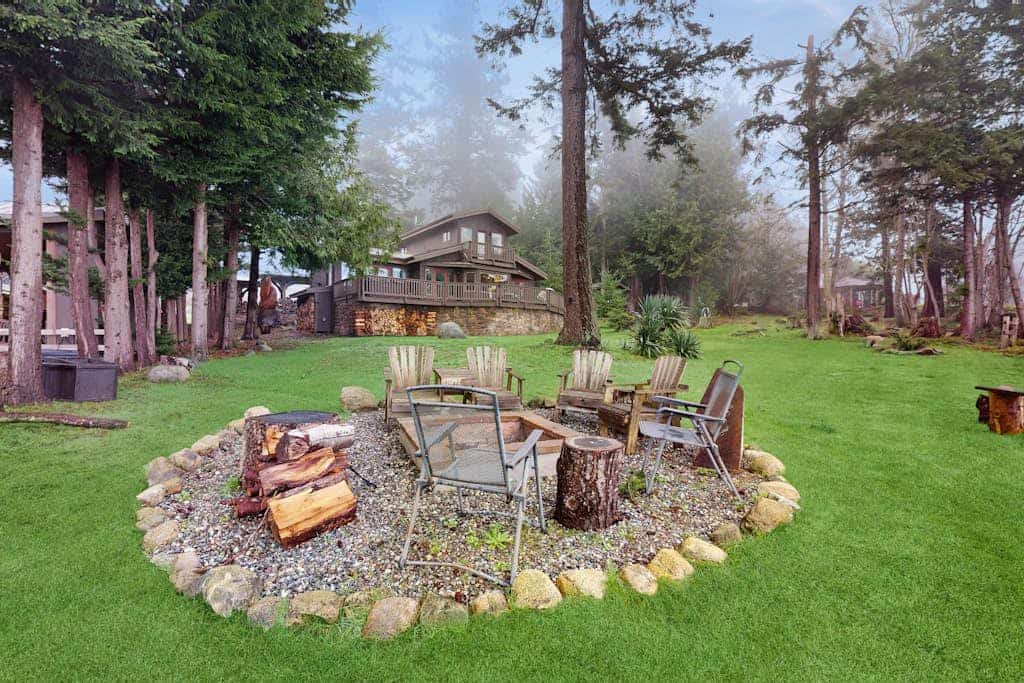 Stunning Waterfront Home, w/ Private Hot Tub, Fire Pit & Breath taking Views!