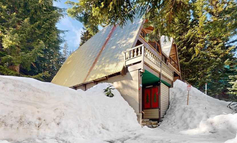 Ski-in/out A-frame duplex with deck, woodstove & firepit