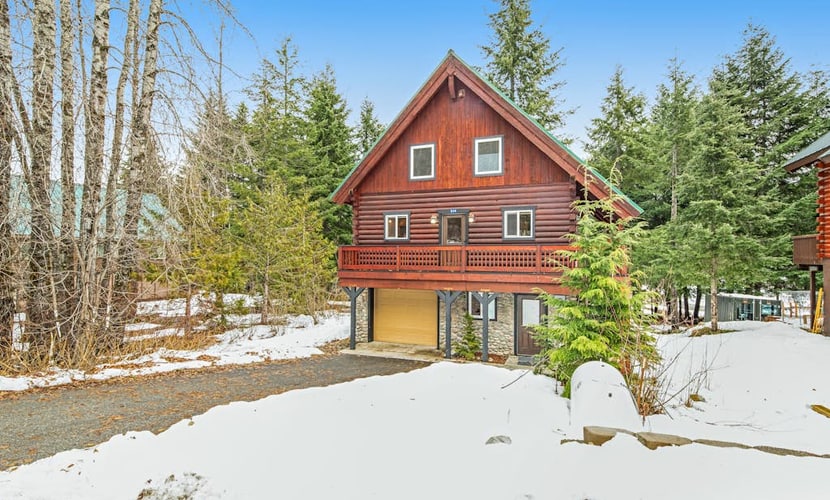 Three-story rural cabin + loft w/private washer/dryer, deck, & high-speed WiFi