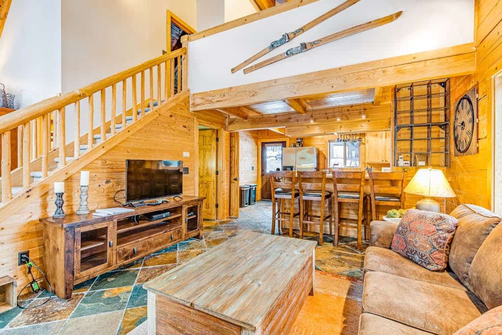 Three-story rural cabin + loft w/private washer/dryer, deck, & high-speed WiFi