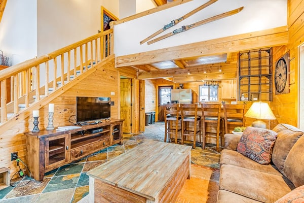 Three-story rural cabin + loft w/private washer/dryer, deck, & high-speed WiFi