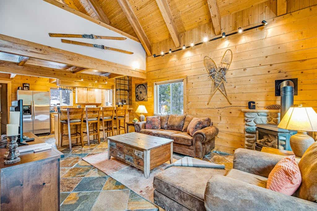Three-story rural cabin + loft w/private washer/dryer, deck, & high-speed WiFi
