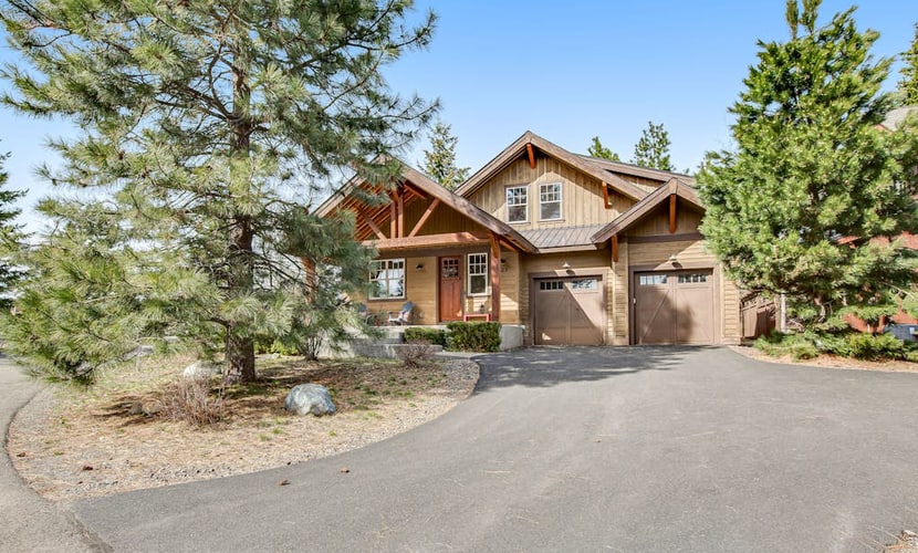 Expansive Suncadia getaway w/private hot tub & game room - walk to winery & golf
