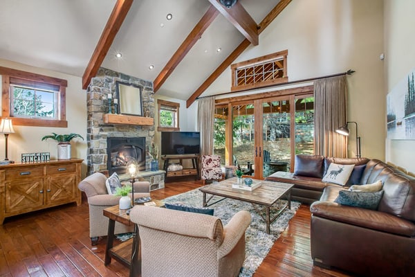 Expansive Suncadia getaway w/private hot tub & game room - walk to winery & golf