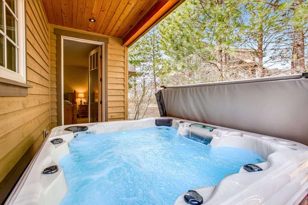 Expansive Suncadia getaway w/private hot tub & game room - walk to winery & golf