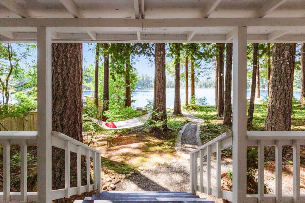 Luxe lakeside cottage with furnished porch, 2 docks, fire pit, deck, beachfront