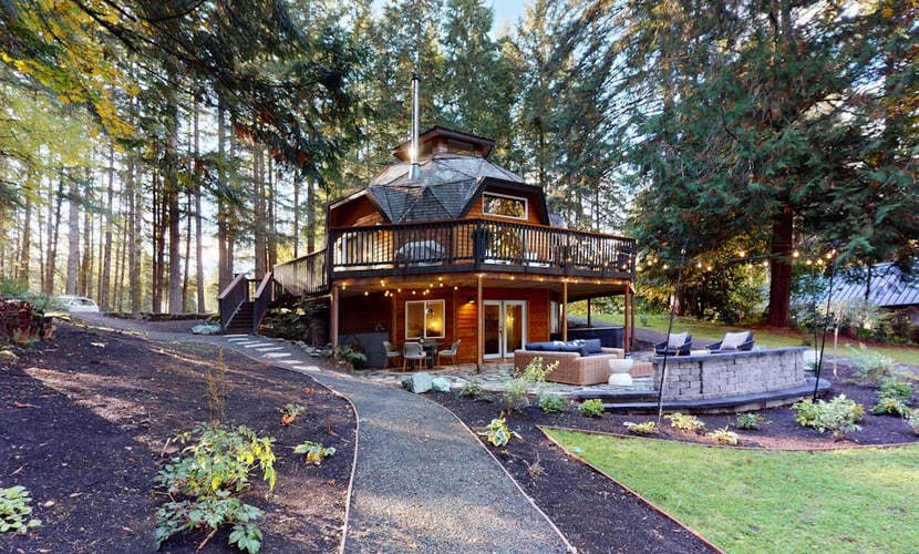 Unique waterfront home with sauna, hot tub, and washer & dryer