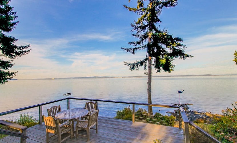 Bayfront cabin with beautiful natural surroundings boasts incredible ocean views