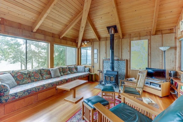 Bayfront cabin with beautiful natural surroundings boasts incredible ocean views