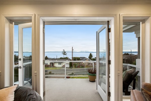 Extraordinary home w/ a hot tub, fireplace, game room, pool table - ocean views