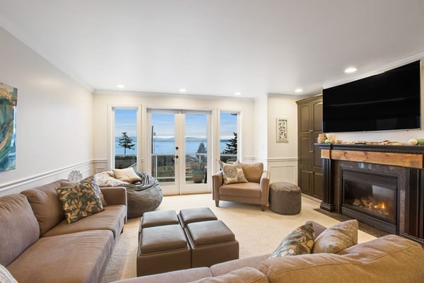 Extraordinary home w/ a hot tub, fireplace, game room, pool table - ocean views