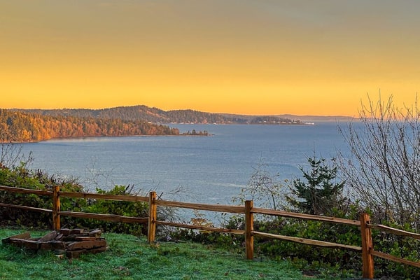 Vashon Island Home with Breathtaking views, central A/C, Gas grill, & WIFI