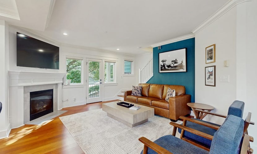 Luxury townhome with gas fireplace and easy access to downtown