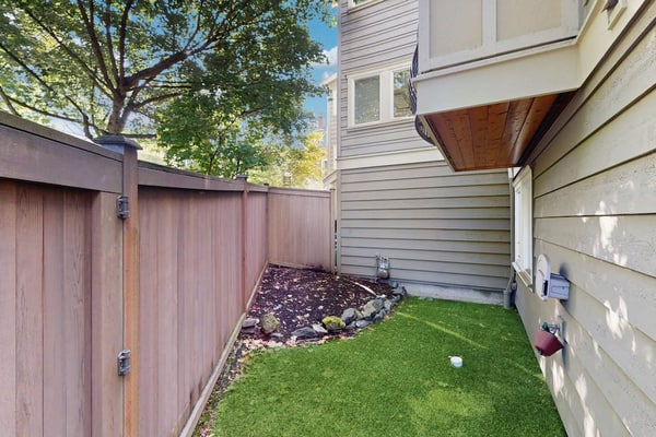 Luxury townhome with gas fireplace and easy access to downtown